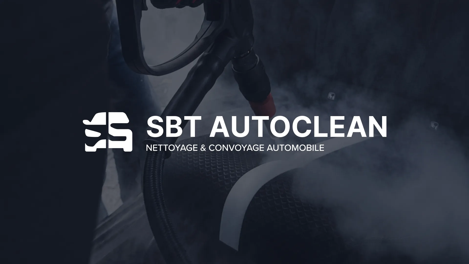 Logo blanc SBT Autoclean et signature Nettoyage & Convoyage Automobile sur une photo sombre de nettoyage vapeur d'un habitacle.